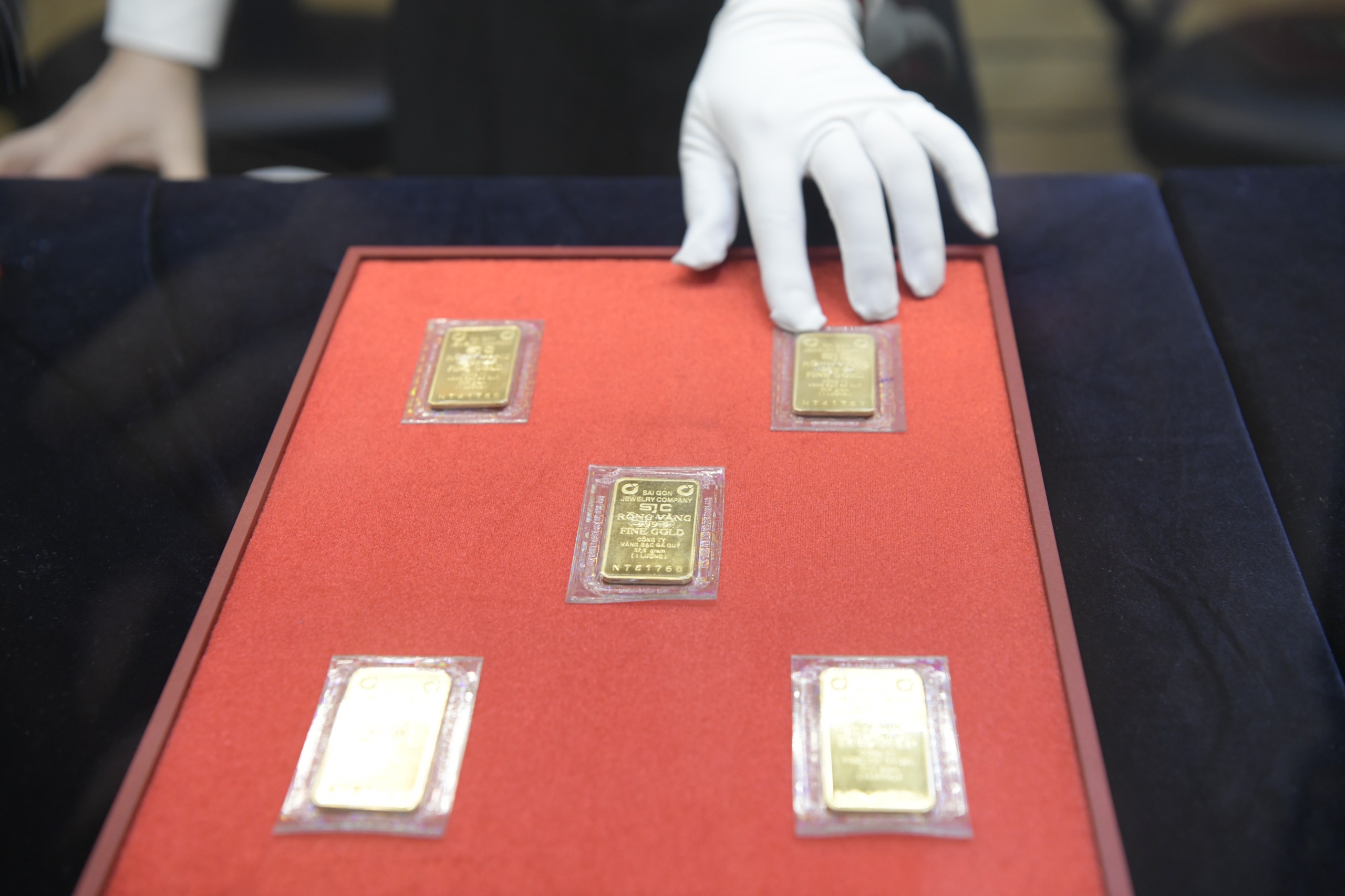 Giá vàng trong nước bật tăng, chiều mua vào tăng gần 1 triệu đồng mỗi lượng- Ảnh 1. Giá vàng trong nước bật tăng, chiều mua vào tăng gần 1 triệu đồng mỗi lượng- Ảnh 1.