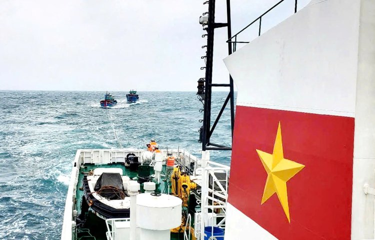 Tàu của Vùng 3 Hải quân kịp thời cứu kéo 2 tàu cá cùng ngư dân gặp nạn trên biển