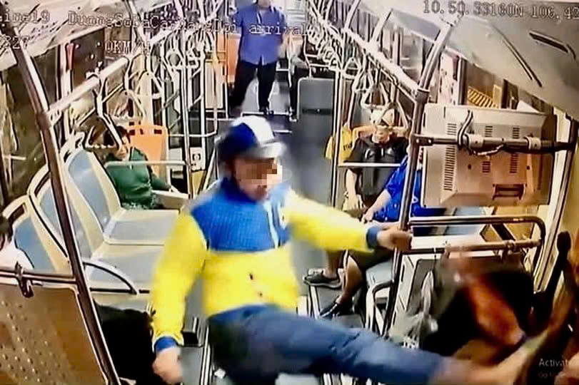 Bắt người mặc áo xe ôm công nghệ hành hung tài xế xe buýt ở TP.HCM- Ảnh 1. Bắt người mặc áo xe ôm công nghệ hành hung tài xế xe buýt ở TP.HCM- Ảnh 1.