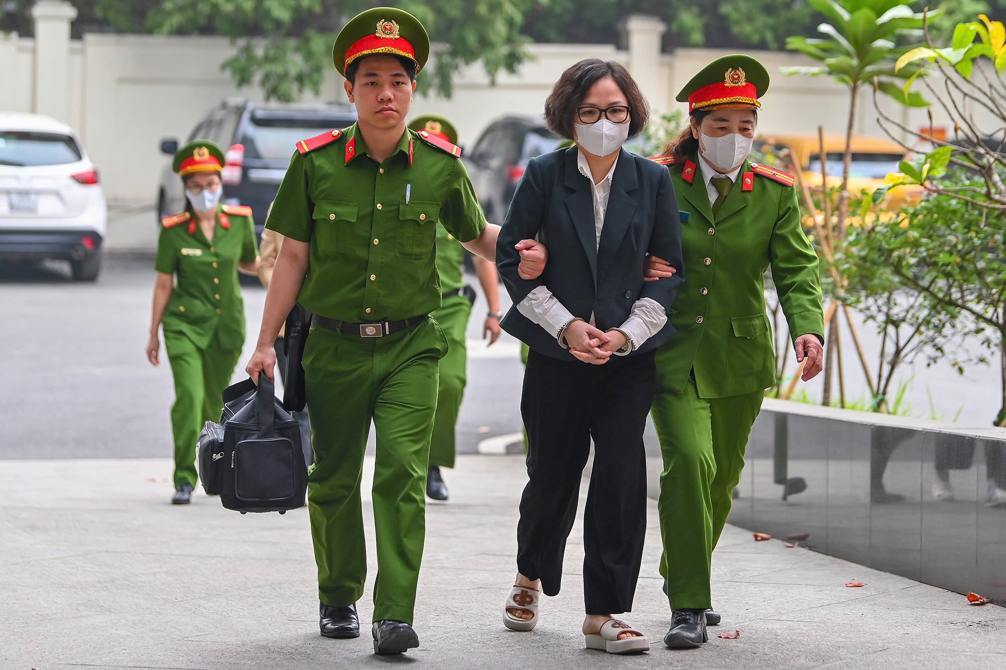 Cựu Chủ tịch FLC Trịnh Văn Quyết vắng mặt, xin hoãn xét xử vì nằm viện, thở oxy- Ảnh 1.