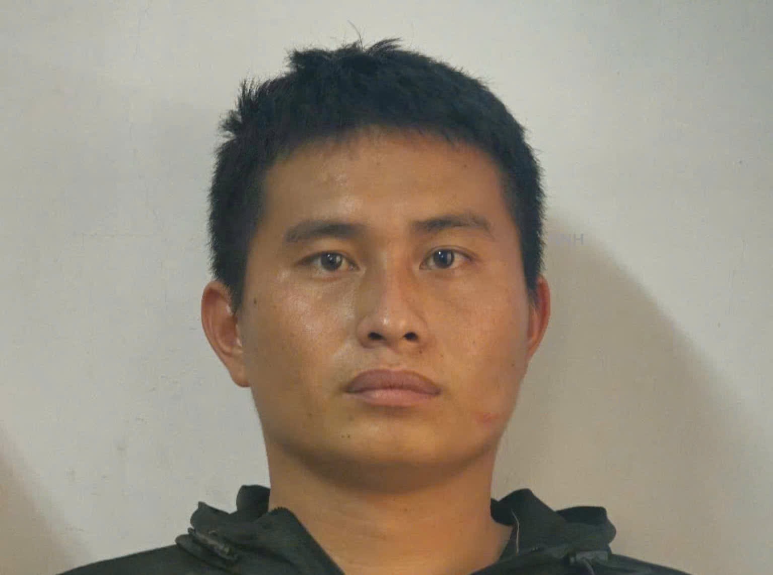 Khởi tố tài xế xe kéo làm rơi 3 cuộn vải khiến bảo vệ tử vong- Ảnh 1.