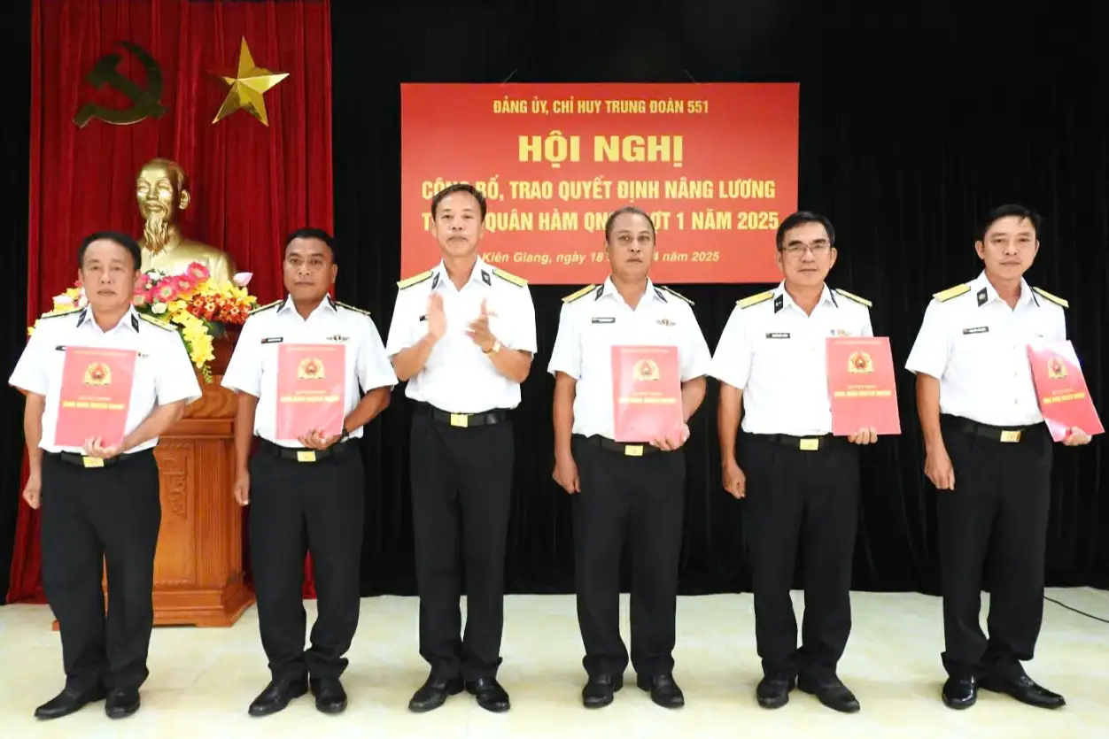 Trung đoàn 551 và Lữ đoàn 127 trao quyết định nâng lương, thăng quân hàm quân nhân chuyên nghiệp