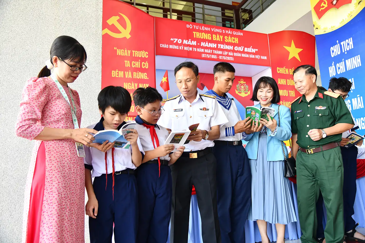 CÙNG SÁCH BƯỚC VÀO KỶ NGUYÊN VƯƠN MÌNH CỦA DÂN TỘC