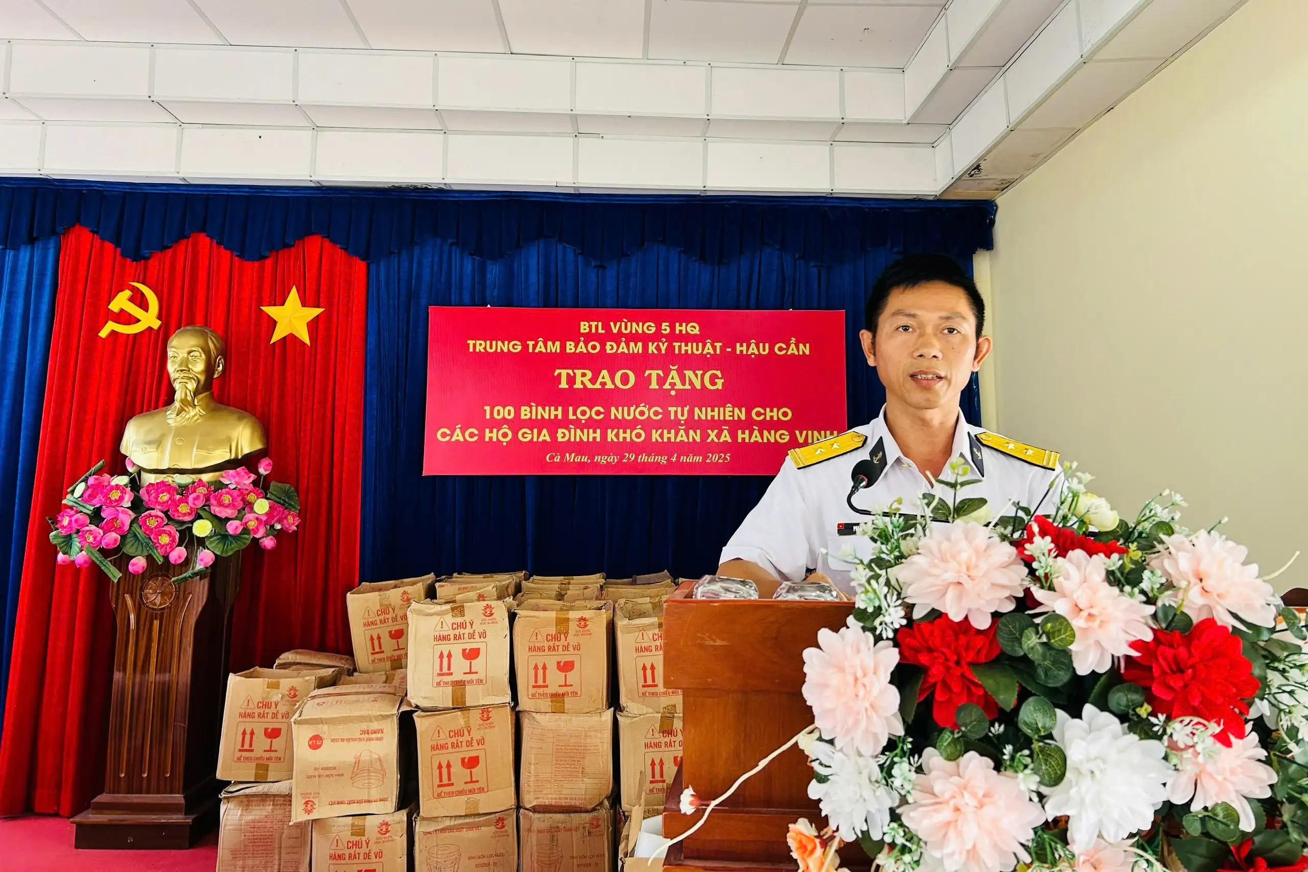 Trung tâm Bảo đảm Kỹ thuật – Hậu cần trao tặng bình lọc nước cho nhân dân