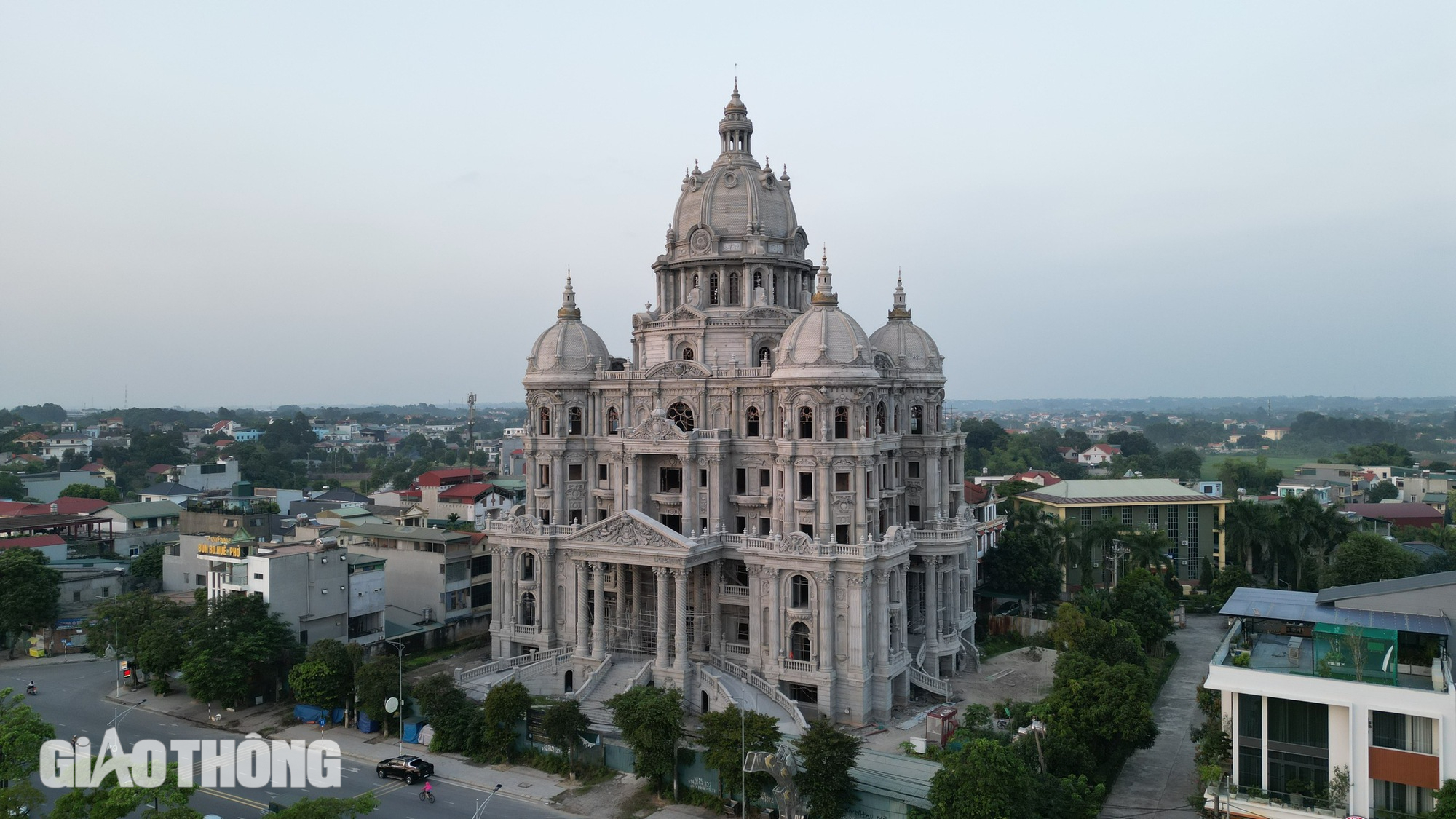 Cận cảnh lâu đài của đại gia xăng dầu ở Phú Thọ nợ thuế- Ảnh 1.