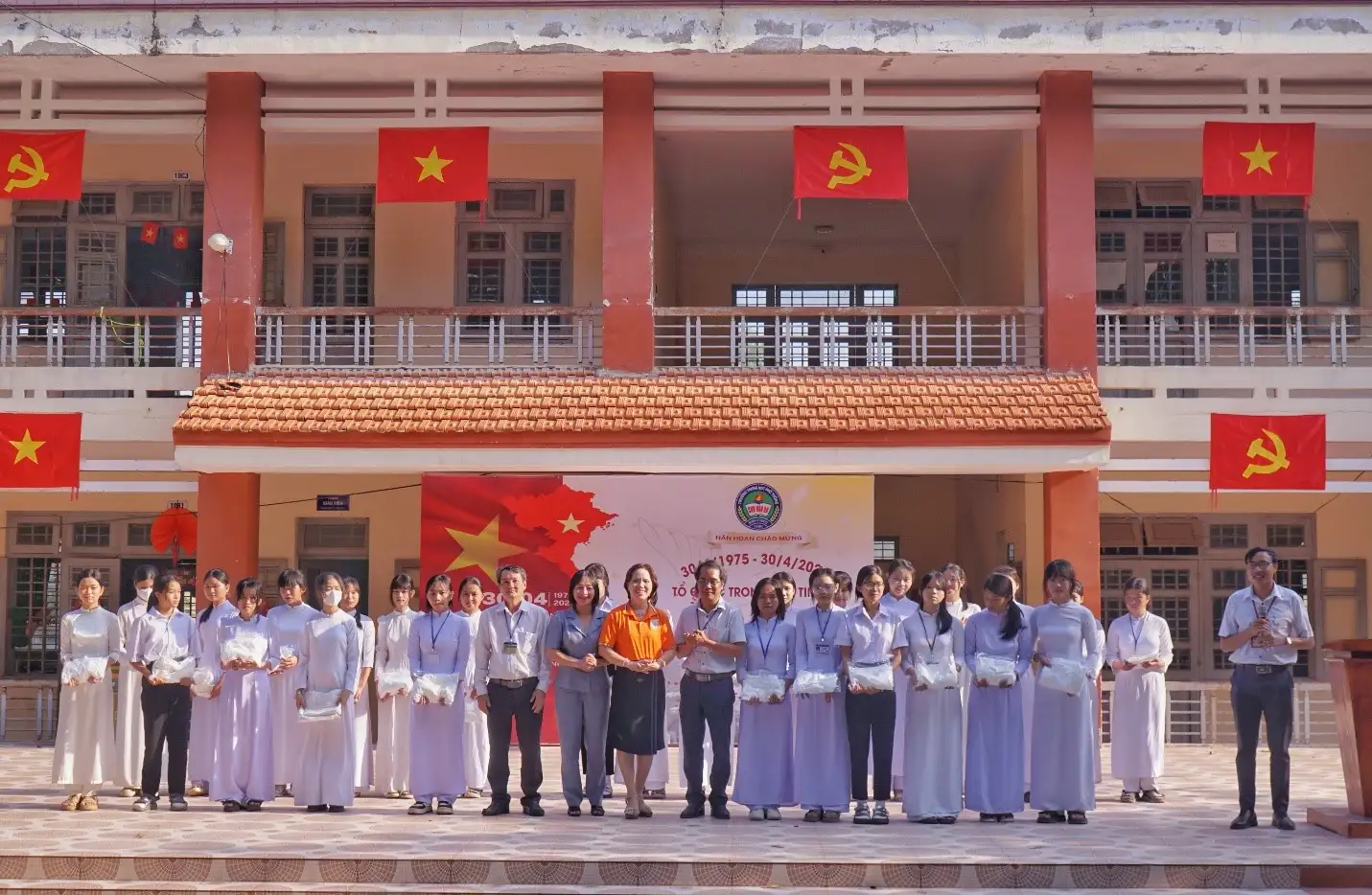 Hội Liên hiệp Phụ nữ thị xã Chơn Thành tỉnh Bình Phước trao tặng 50 bộ áo dài cho học sinh Trường THPT Chu Văn An nhân kỷ niệm 50 năm Ngày Giải phóng miền Nam, thống nhất đất nước