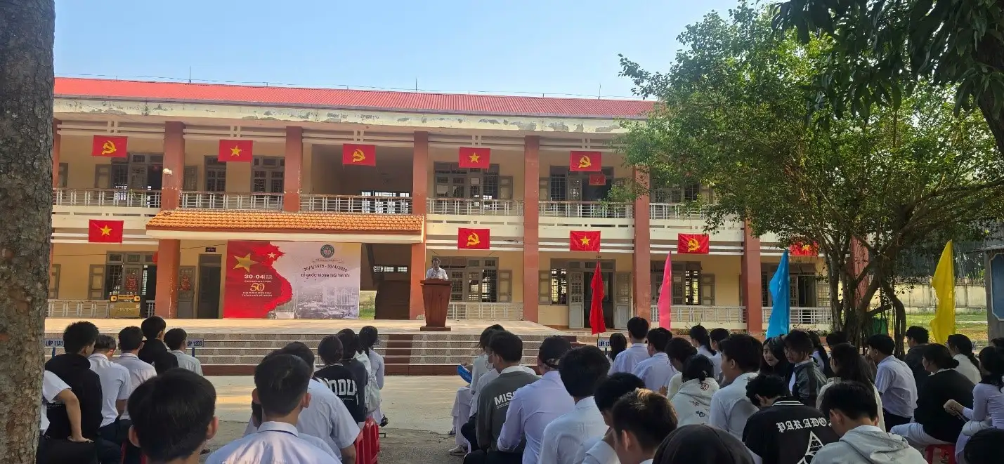 Hội Liên hiệp Phụ nữ thị xã Chơn Thành tỉnh Bình Phước trao tặng 50 bộ áo dài cho học sinh Trường THPT Chu Văn An nhân kỷ niệm 50 năm Ngày Giải phóng miền Nam, thống nhất đất nước