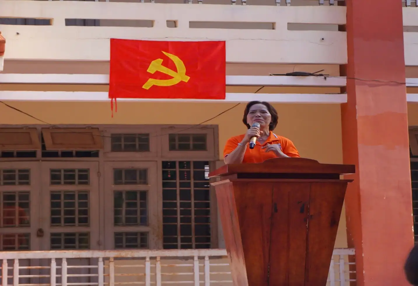 Hội Liên hiệp Phụ nữ thị xã Chơn Thành tỉnh Bình Phước trao tặng 50 bộ áo dài cho học sinh Trường THPT Chu Văn An nhân kỷ niệm 50 năm Ngày Giải phóng miền Nam, thống nhất đất nước