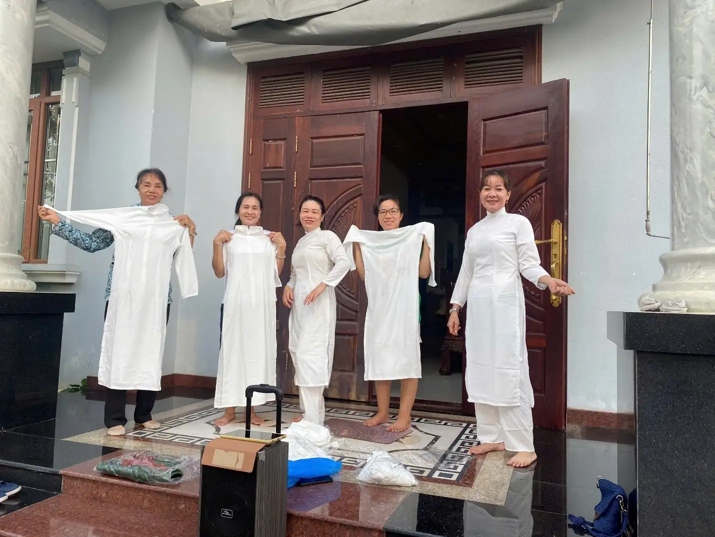 Hội Liên hiệp Phụ nữ thị xã Chơn Thành tỉnh Bình Phước trao tặng 50 bộ áo dài cho học sinh Trường THPT Chu Văn An nhân kỷ niệm 50 năm Ngày Giải phóng miền Nam, thống nhất đất nước