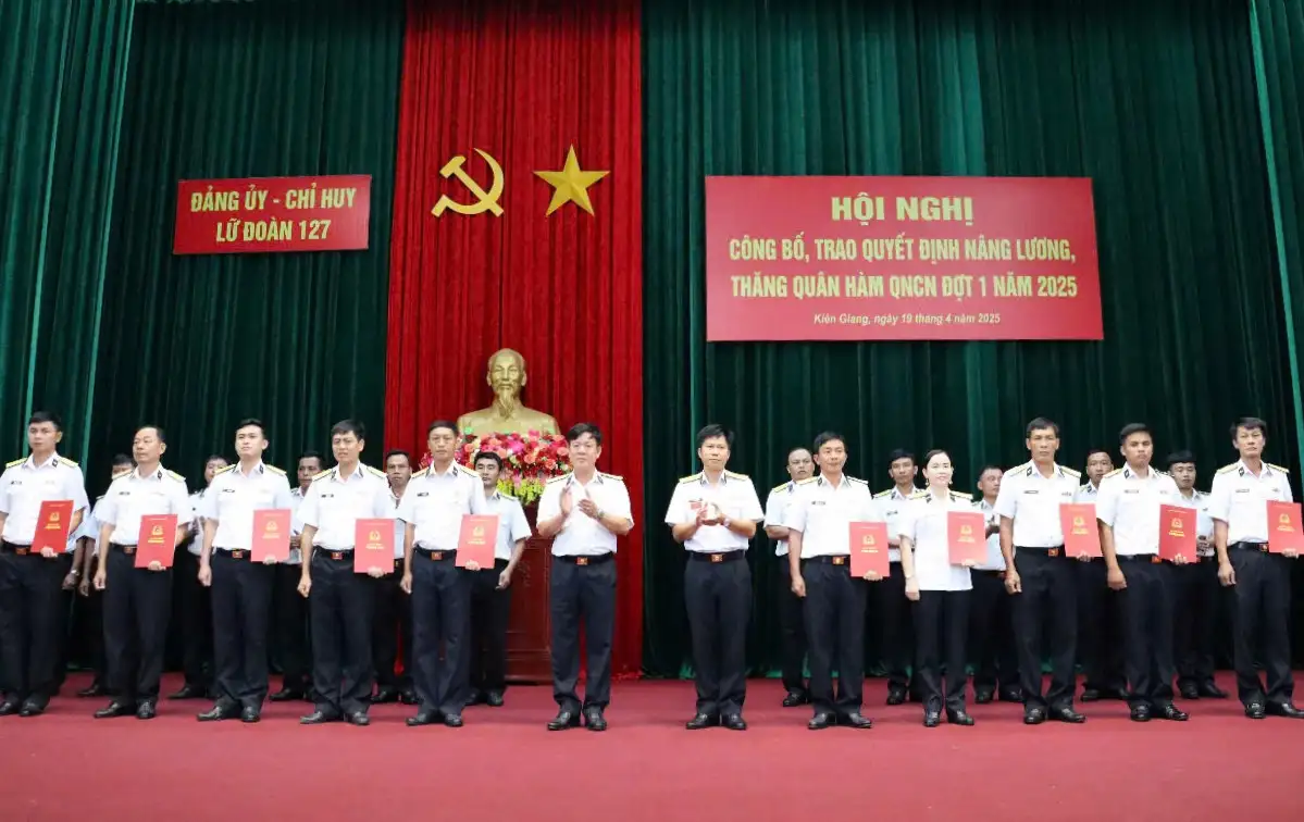 Trung đoàn 551 và Lữ đoàn 127 trao quyết định nâng lương, thăng quân hàm quân nhân chuyên nghiệp