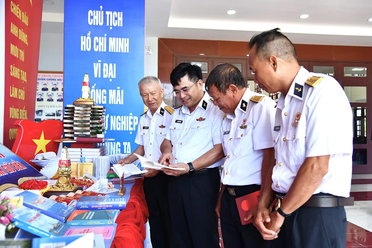 CÙNG SÁCH BƯỚC VÀO KỶ NGUYÊN VƯƠN MÌNH CỦA DÂN TỘC