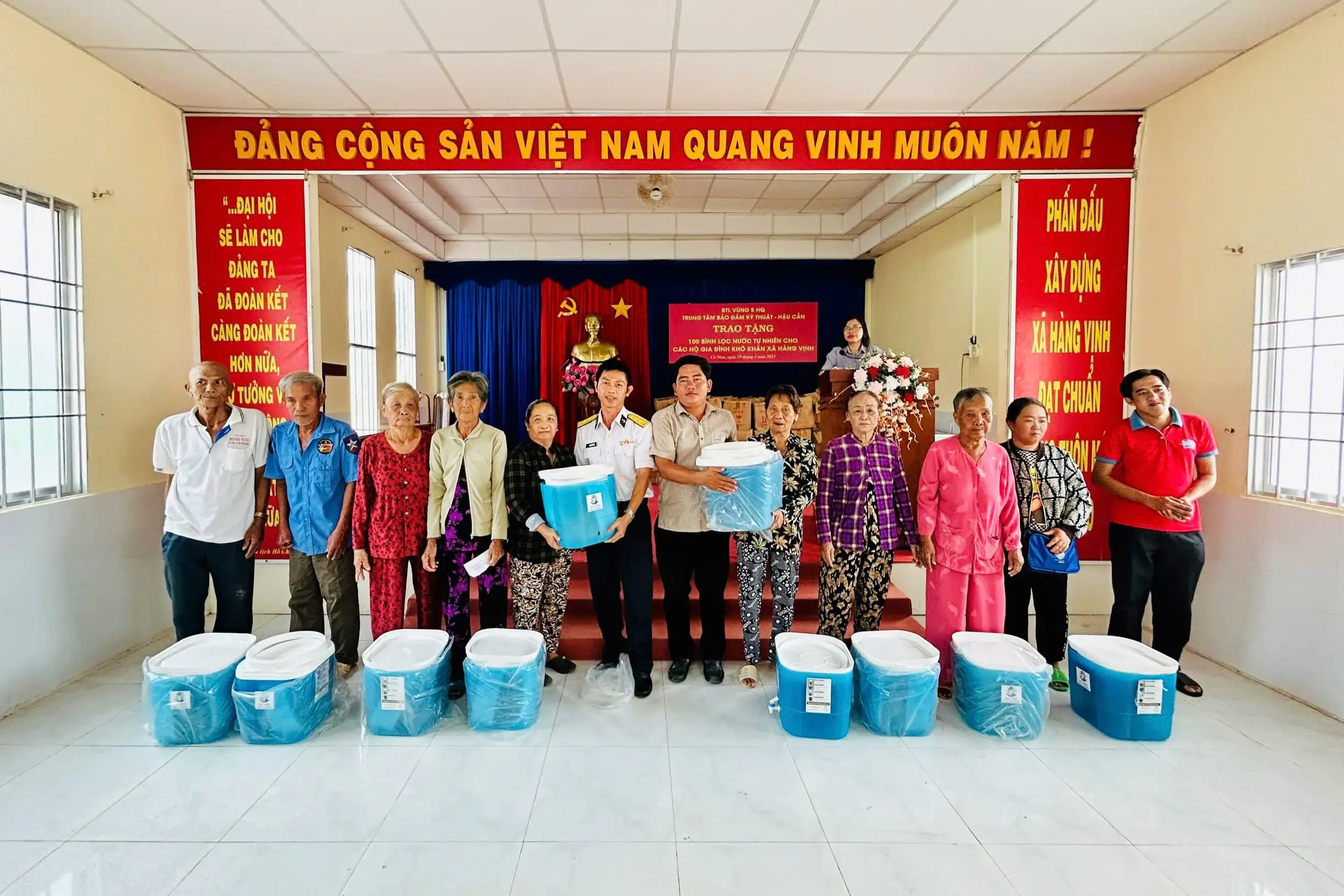 Trung tâm Bảo đảm Kỹ thuật – Hậu cần trao tặng bình lọc nước cho nhân dân