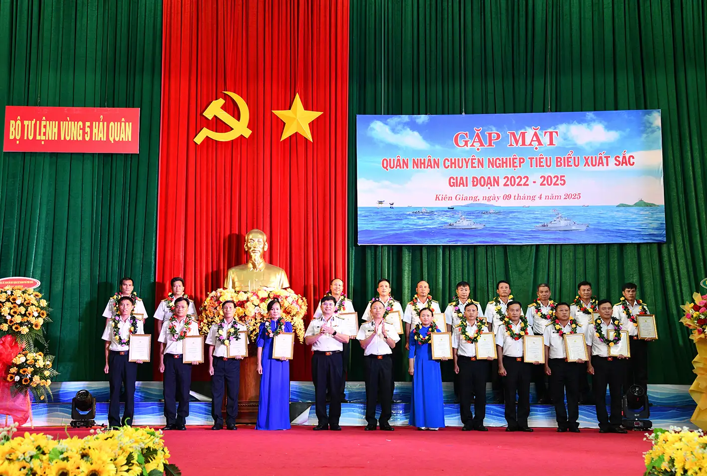 Bộ Tư lệnh Vùng 5 Hải quân gặp mặt quân nhân chuyên nghiệp tiêu biểu xuất sắc