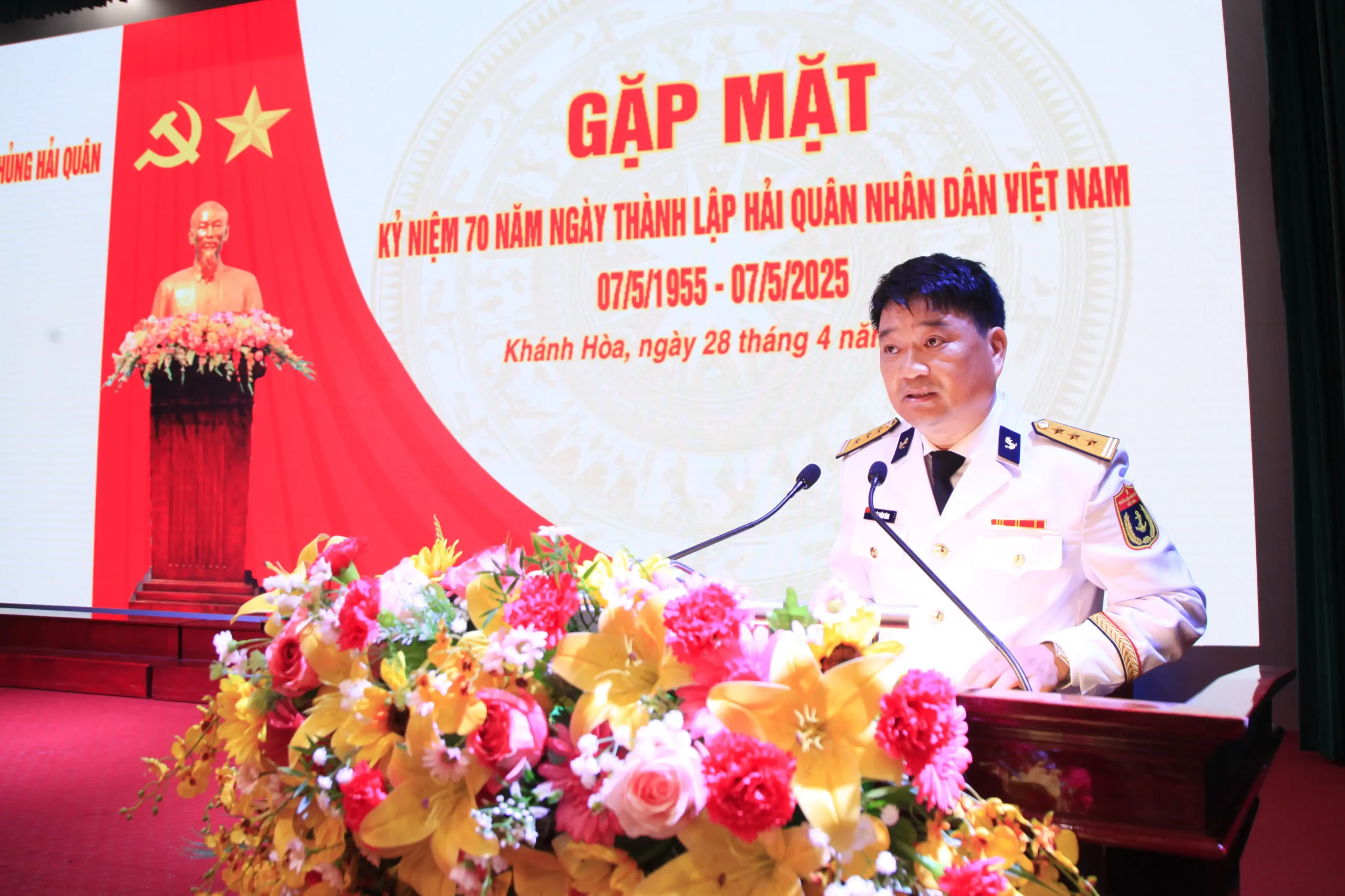 Gặp mặt truyền thống kỷ niệm 70 năm thành lập Hải quân nhân dân Việt Nam