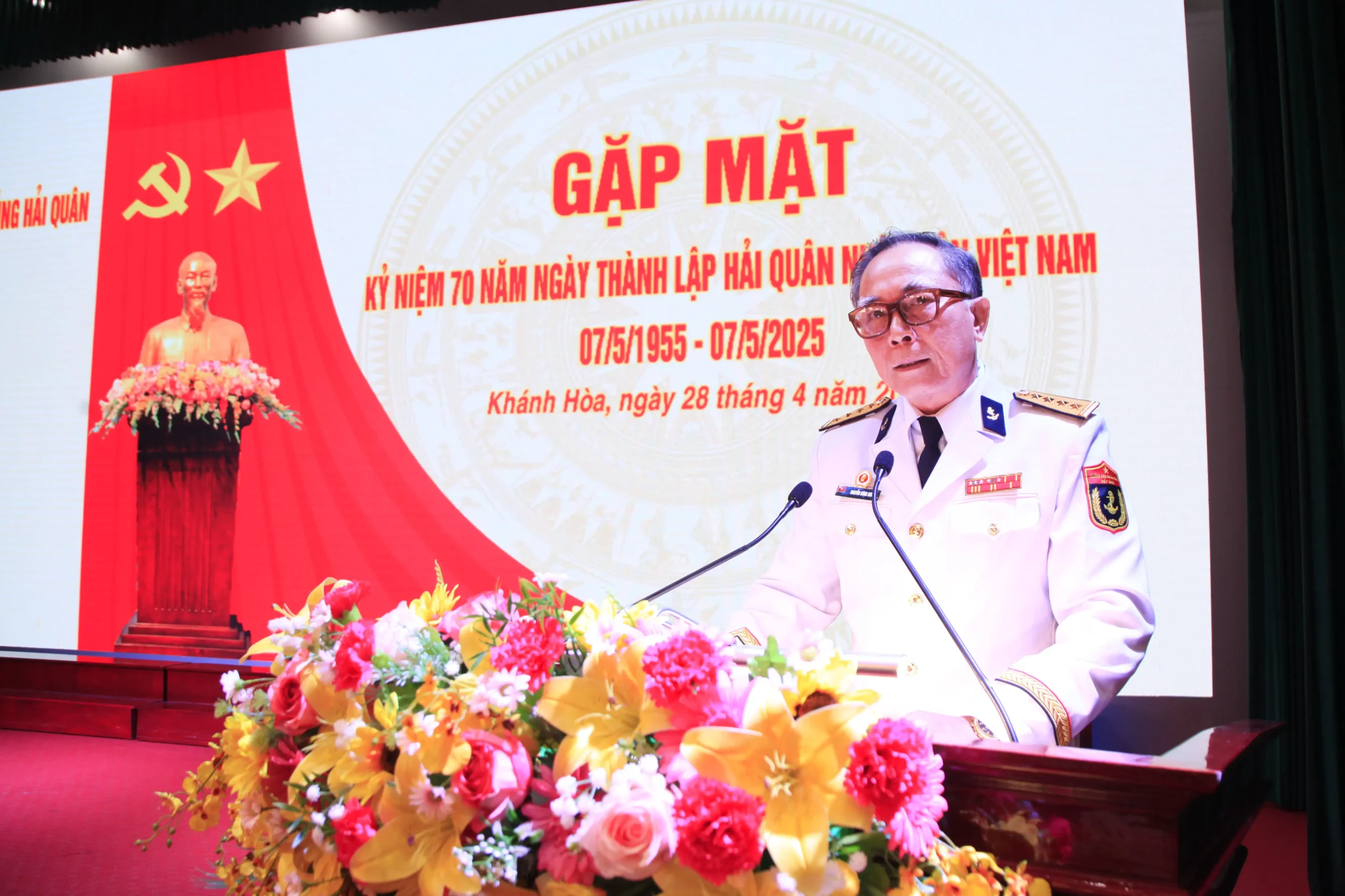 Gặp mặt truyền thống kỷ niệm 70 năm thành lập Hải quân nhân dân Việt Nam