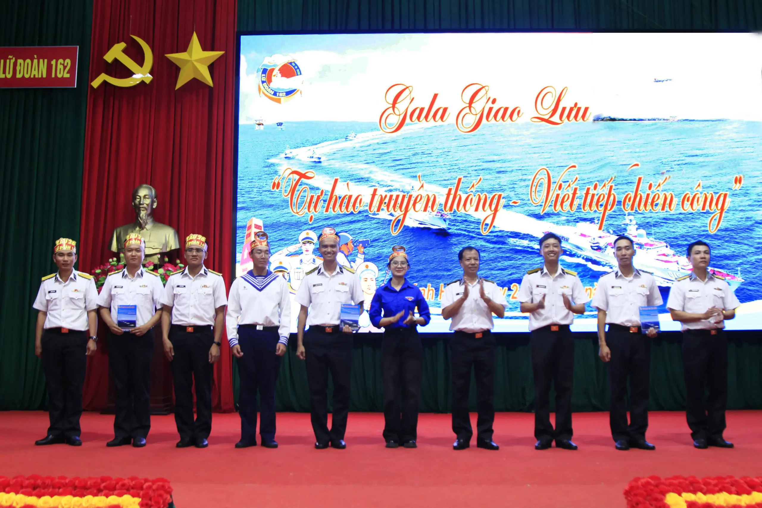Ấn tượng sâu sắc đêm gala giao lưu “Tự hào truyền thống, viết tiếp chiến công” ở Lữ đoàn 162, Vùng 4 Hải quân.