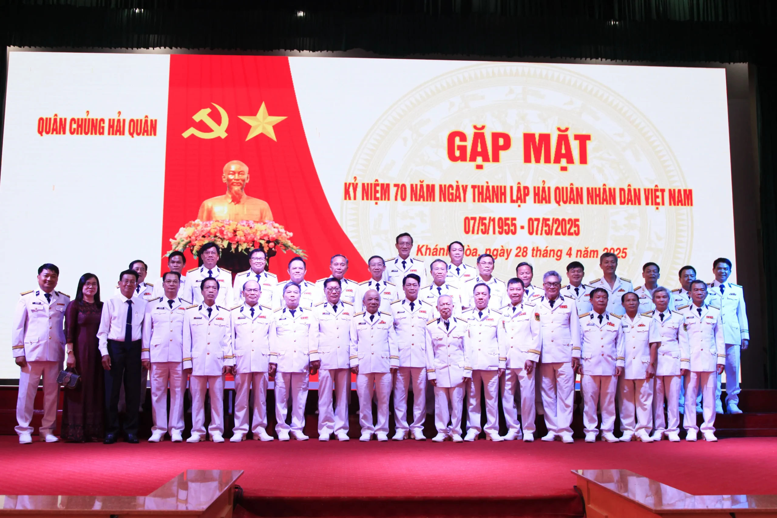 Gặp mặt truyền thống kỷ niệm 70 năm thành lập Hải quân nhân dân Việt Nam