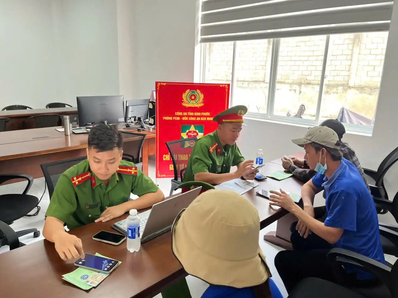 Bình Phước: Đồn Công an KCN Minh Hưng thị xã Chơn Thành đẩy mạnh tuyên truyền, hướng dẫn công nhân, người lao động tích hợp giấy tờ cá nhân trên ứng dụng VneID
