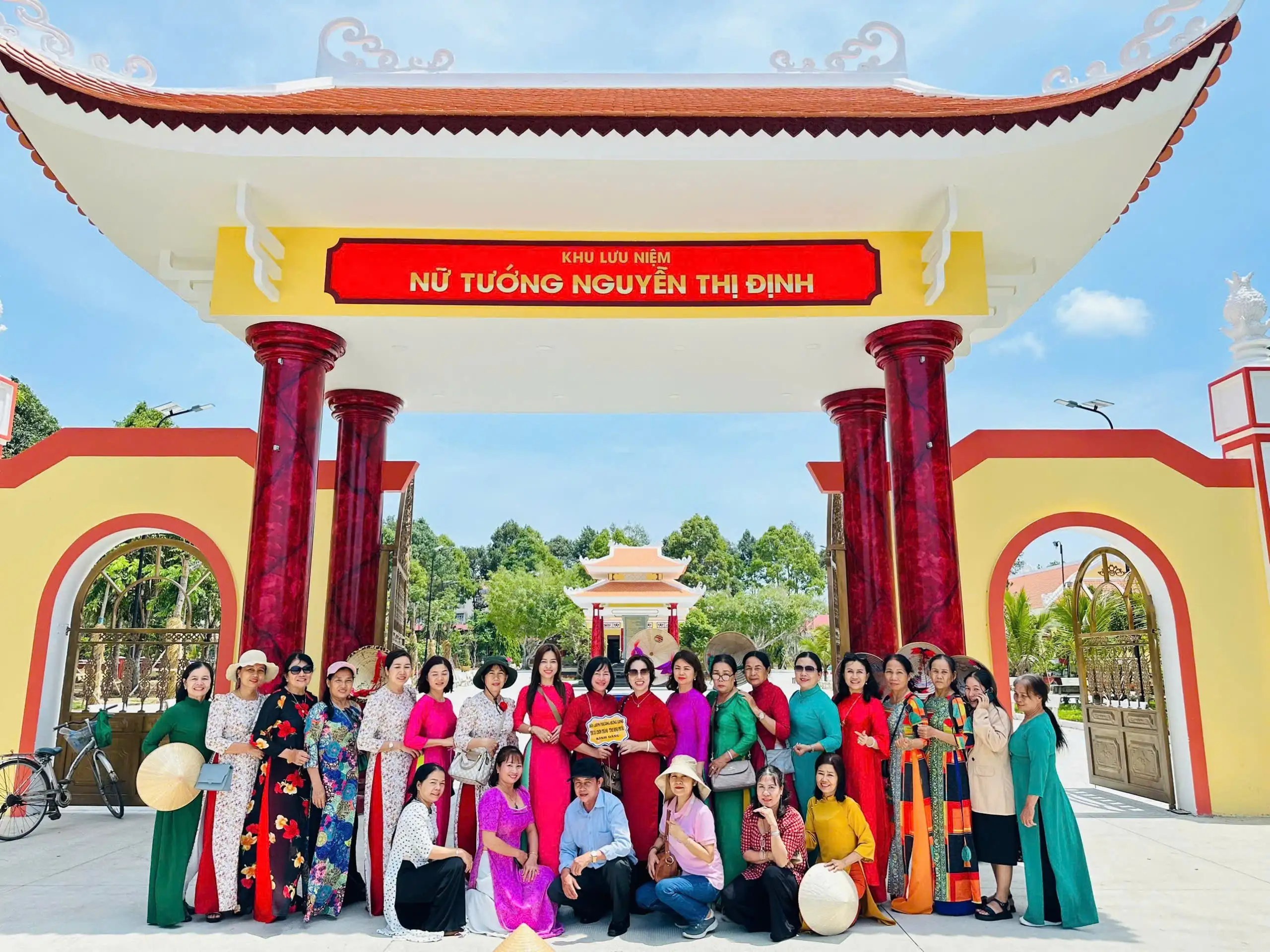 Chào mừng 50 năm Giải phóng Miền Nam, Hội Liên hiệp Phụ nữ phường Hưng Long đã tổ chức chương trình “Về nguồn” đầy ý nghĩa.