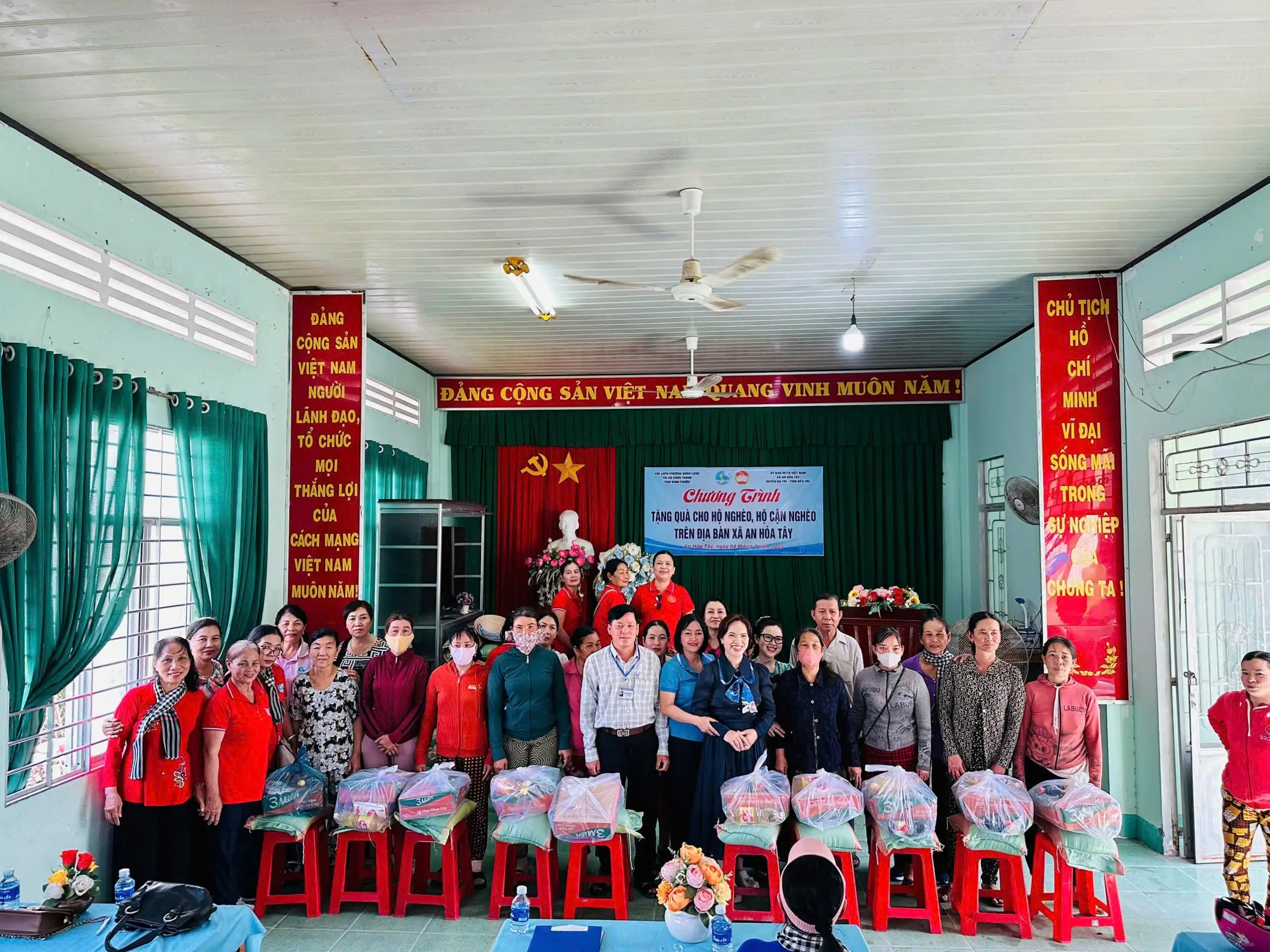 Chào mừng 50 năm Giải phóng Miền Nam, Hội Liên hiệp Phụ nữ phường Hưng Long đã tổ chức chương trình “Về nguồn” đầy ý nghĩa.