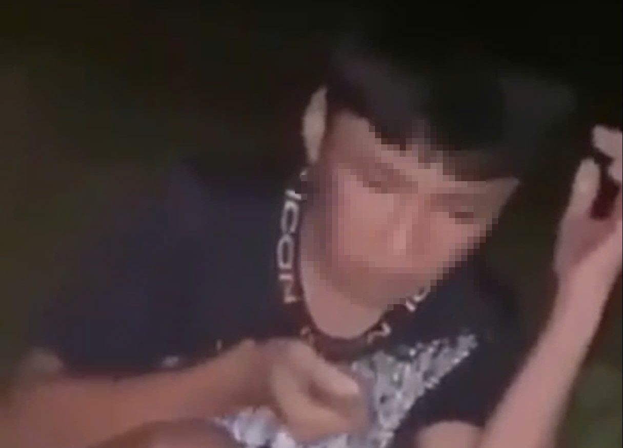 Khởi tố đối tượng dọa nạt, ép buộc nam sinh lớp 9 ở Nghệ An ăn đất- Ảnh 1. Khởi tố đối tượng dọa nạt, ép buộc nam sinh lớp 9 ở Nghệ An ăn đất- Ảnh 1.