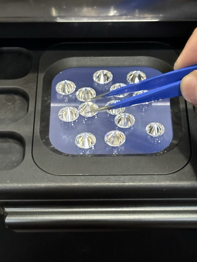 Thu giữ hơn 700 viên kim cương tại sân bay Tân Sơn Nhất- Ảnh 1. Thu giữ hơn 700 viên kim cương tại sân bay Tân Sơn Nhất- Ảnh 1.