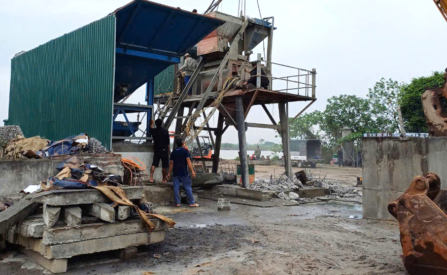 Thái Bình tháo dỡ 2 trạm trộn bê tông xây dựng trái phép ngoài bãi sông Hồng- Ảnh 1. Thái Bình tháo dỡ 2 trạm trộn bê tông xây dựng trái phép ngoài bãi sông Hồng- Ảnh 1.