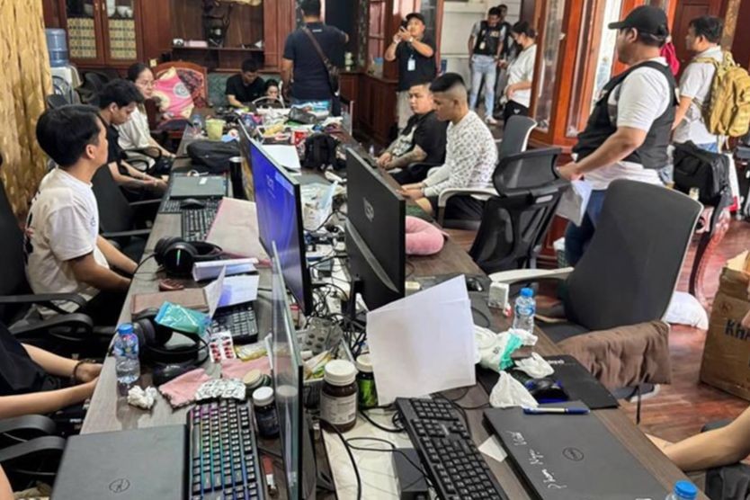 1-6021-3802 Các đơn vị nghiệp vụ của Bộ Công an Lào kiểm tra các địa điểm tại Thủ đô Viêng Chăn phát hiện Mai Anh Việt và các đối tượng trong băng nhóm hoạt động tổ chức đánh bạc qua mạng internet.