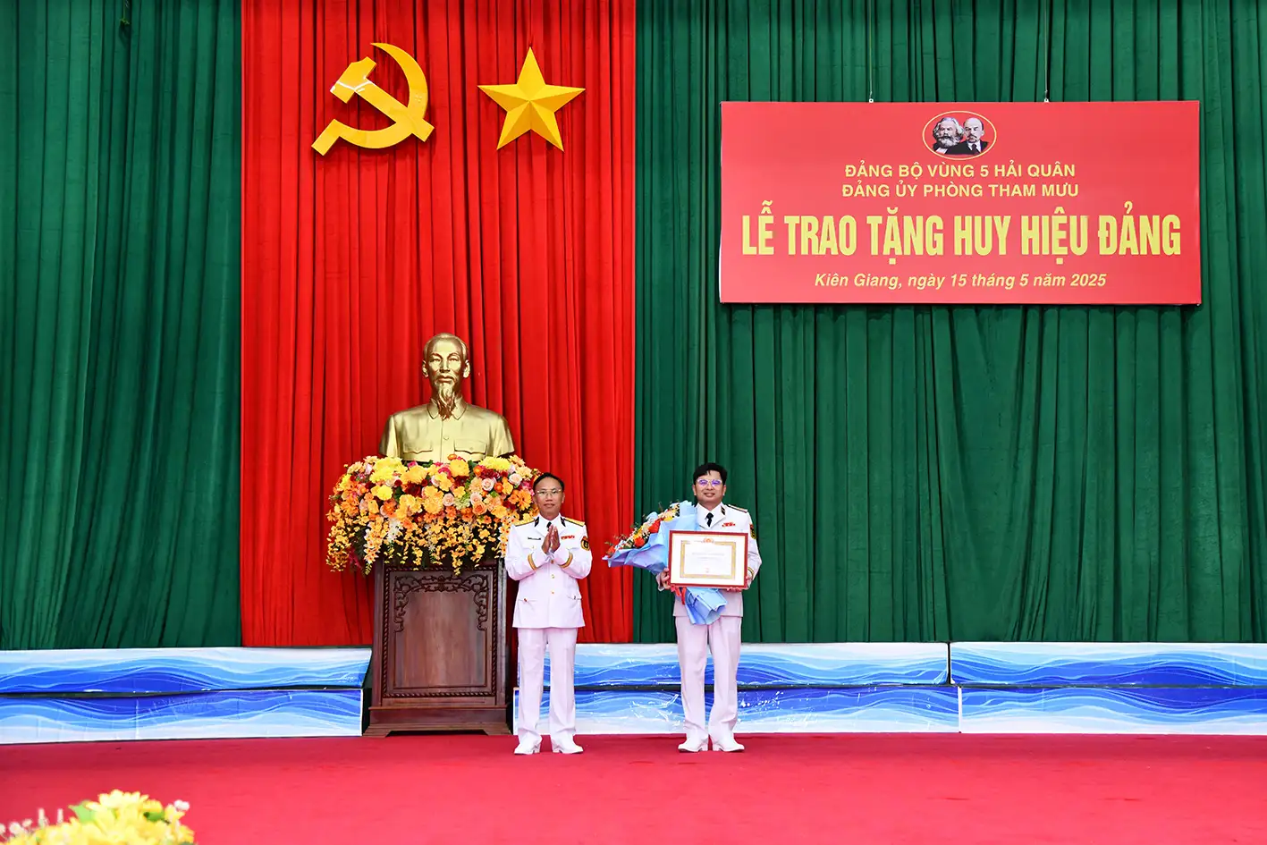 Đảng bộ Phòng Tham mưu, Vùng 5 Hải quân trao tặng huy hiệu 30 năm tuổi Đảng