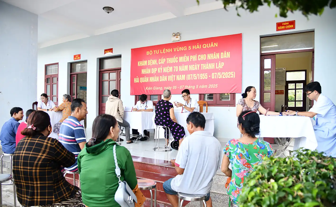 Vùng 5 Hải quân khám, cấp thuốc miễn phí cho hơn 300 người dân Phú Quốc