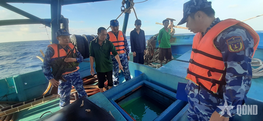 Bộ tư lệnh Vùng Cảnh sát biển 4 phát hiện, bắt giữ tàu cá vận chuyển trái phép khoảng 60.000 lít dầu DO trên biển