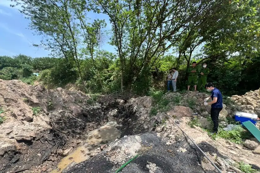 Khởi tố vụ xả gần 7 tấn chất thải nguy hại ra môi trường ở Gia Lâm