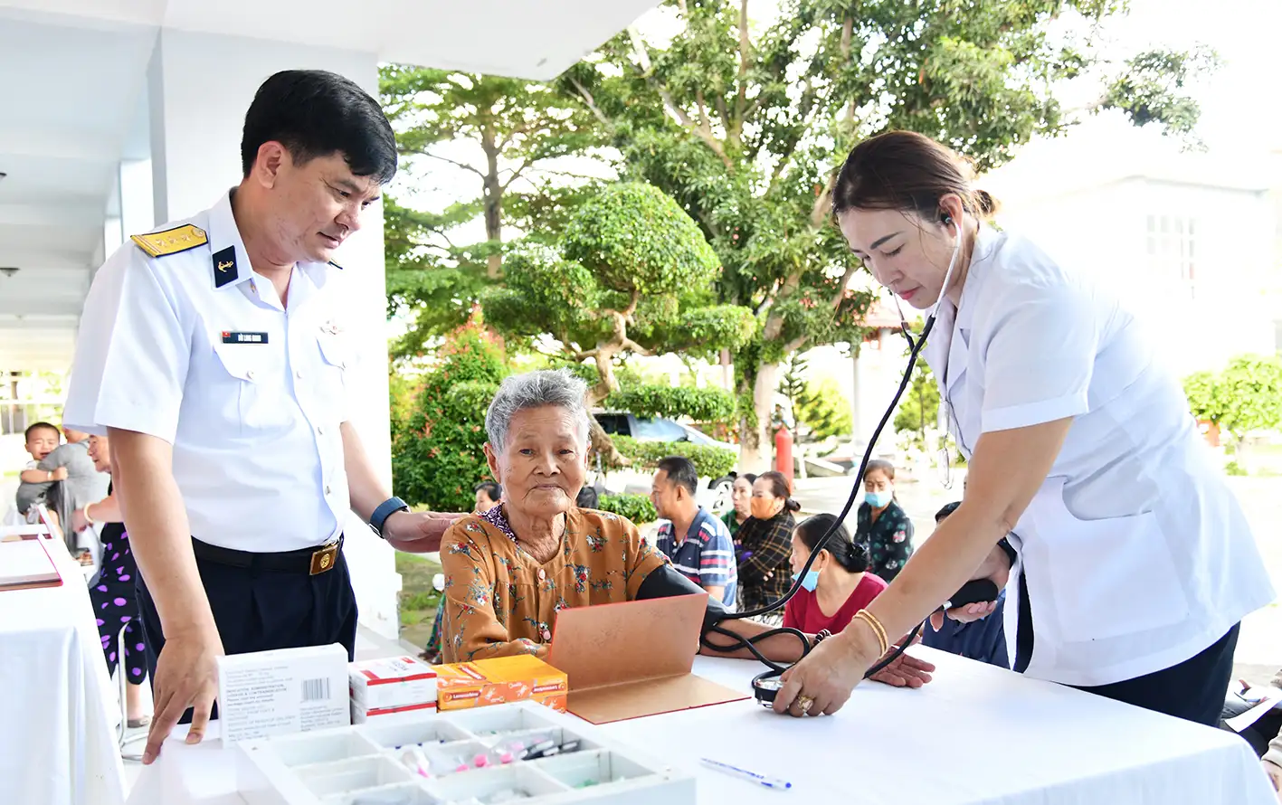 Vùng 5 Hải quân khám, cấp thuốc miễn phí cho hơn 300 người dân Phú Quốc