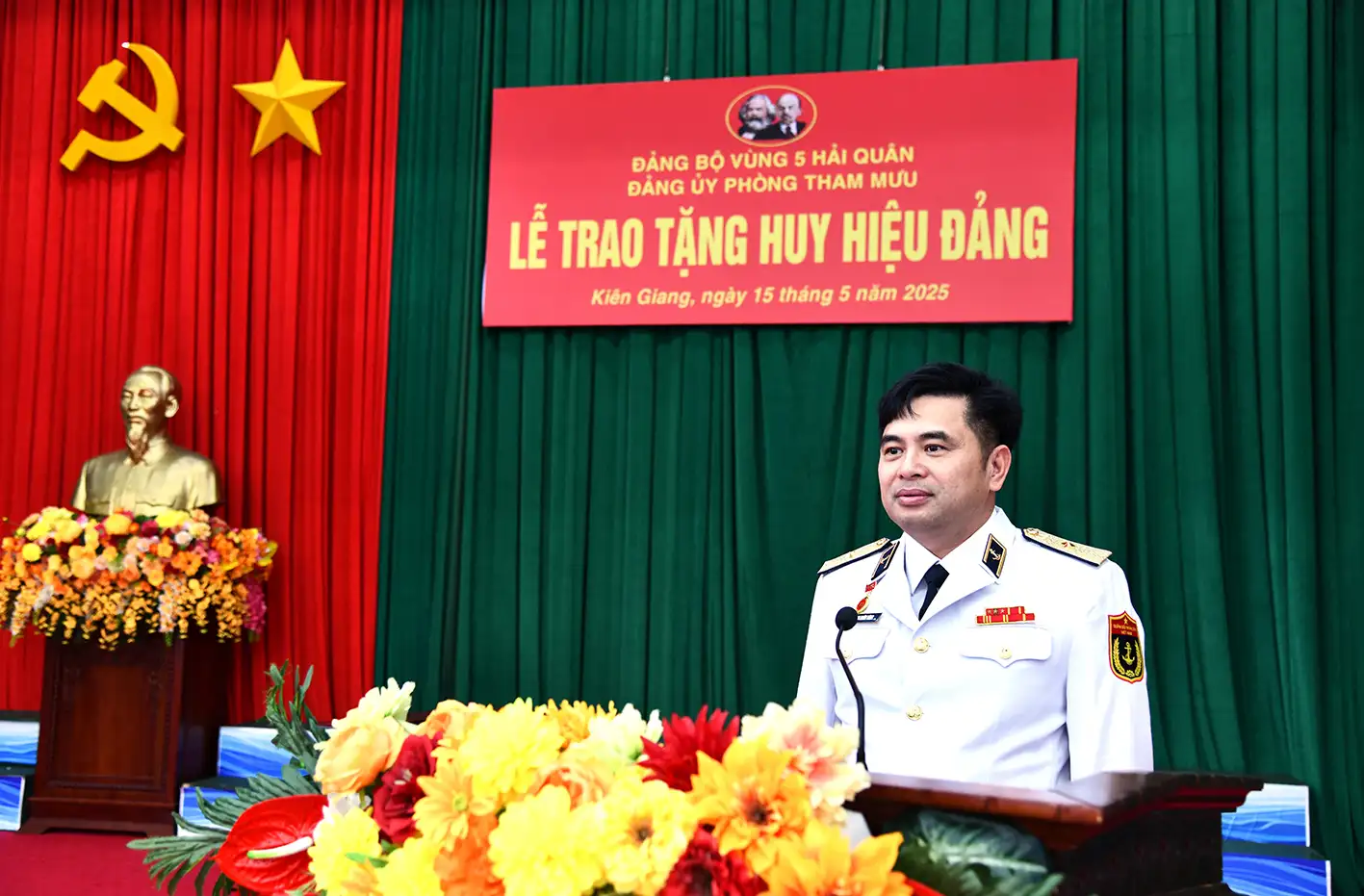 Đảng bộ Phòng Tham mưu, Vùng 5 Hải quân trao tặng huy hiệu 30 năm tuổi Đảng