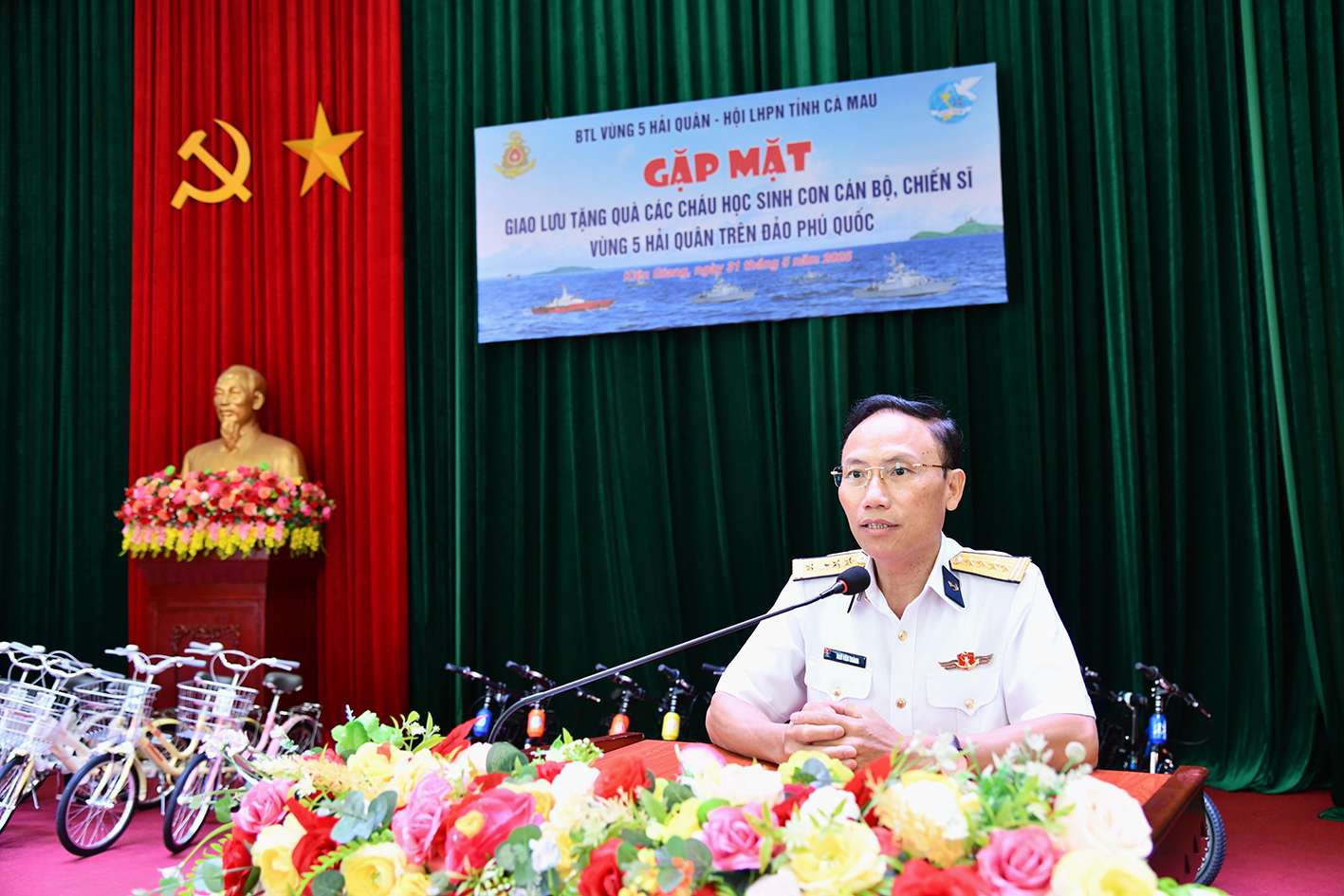 Hội Liên hiệp phụ nữ tỉnh Cà Mau mang yêu thương đến đảo xa