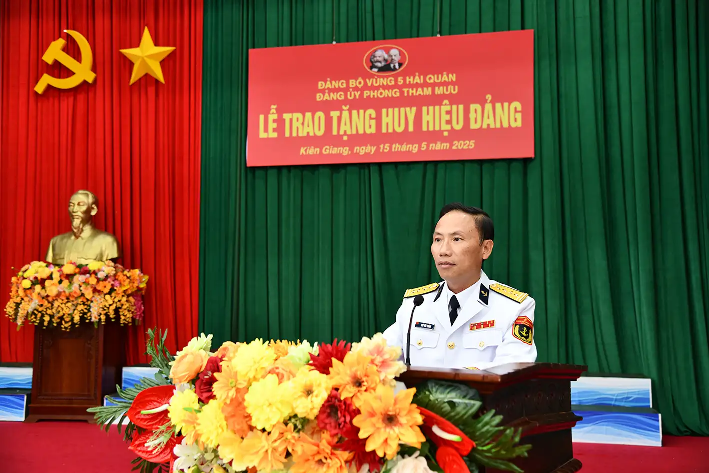 Đảng bộ Phòng Tham mưu, Vùng 5 Hải quân trao tặng huy hiệu 30 năm tuổi Đảng