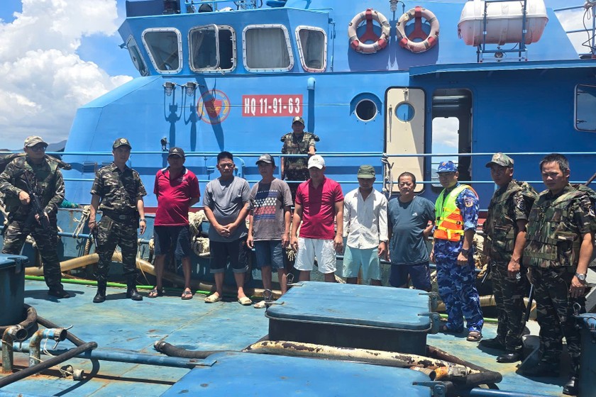 Các lực lượng phát hiện, bắt giữ tàu cá có hành vi vận chuyển lậu 75m3 dầu DO. (Ảnh: Đ.P)