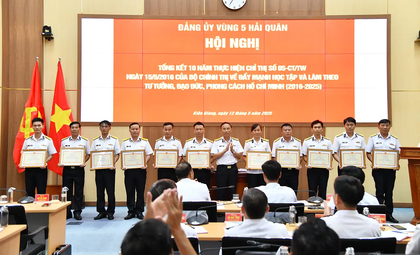 Vùng 5 Hải quân: Khen thưởng 9 tập thể và 12 cá nhân có thành tích tốt trong 10 năm thực hiện Chỉ thị số 05-CT/TW của Bộ Chính trị