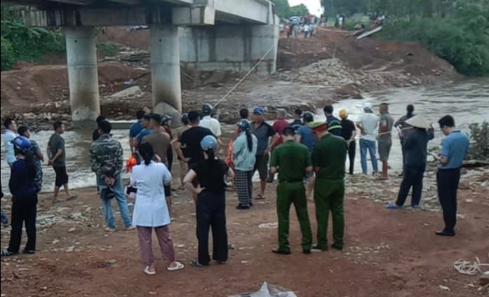 Người dân và các lực lượng chức năng phối hợp tìm kiếm các nạn nhân bị lũ cuốn tại Quảng Ninh.