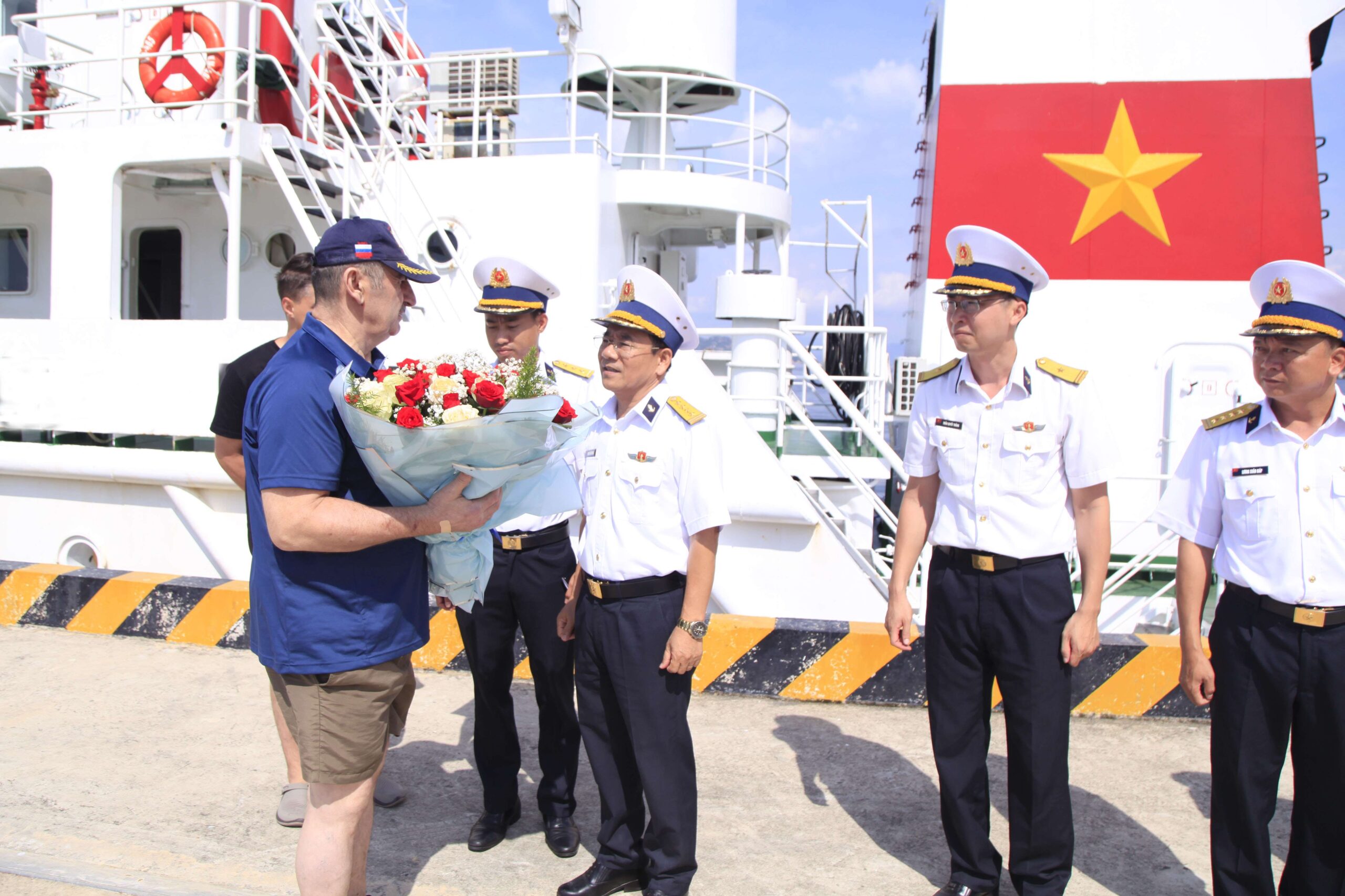 Vùng 4 Hải quân: Bàn giao bệnh nhân người nước ngoài sau cấp cứu, điều trị