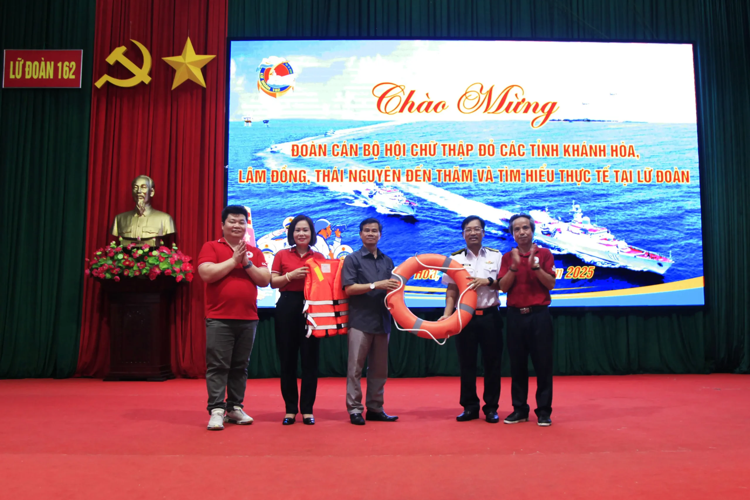 Đoàn cán bộ Hội chữ thập đỏ các tỉnh thăm, tìm hiểu thực tế tại Lữ đoàn 162, Vùng 4 Hải quân.