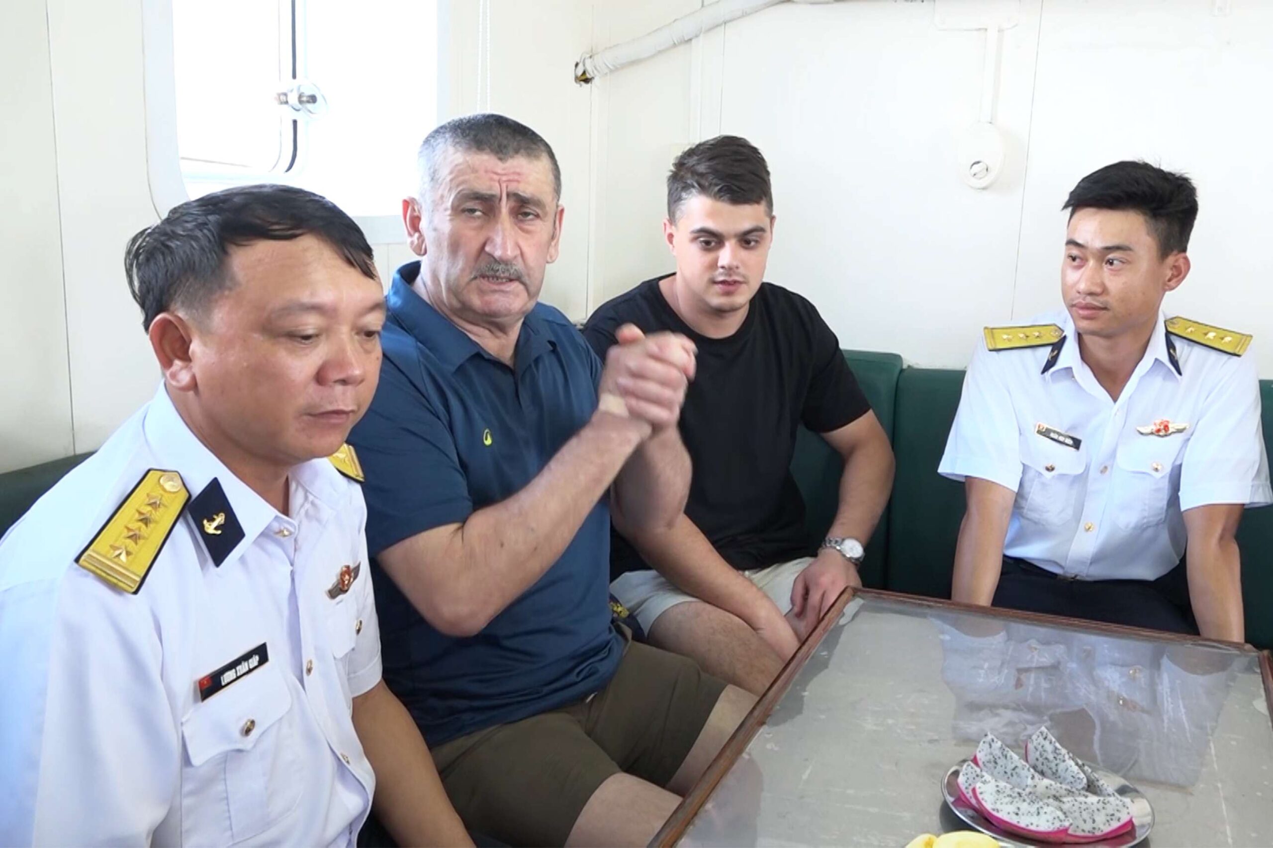 Vùng 4 Hải quân: Bàn giao bệnh nhân người nước ngoài sau cấp cứu, điều trị