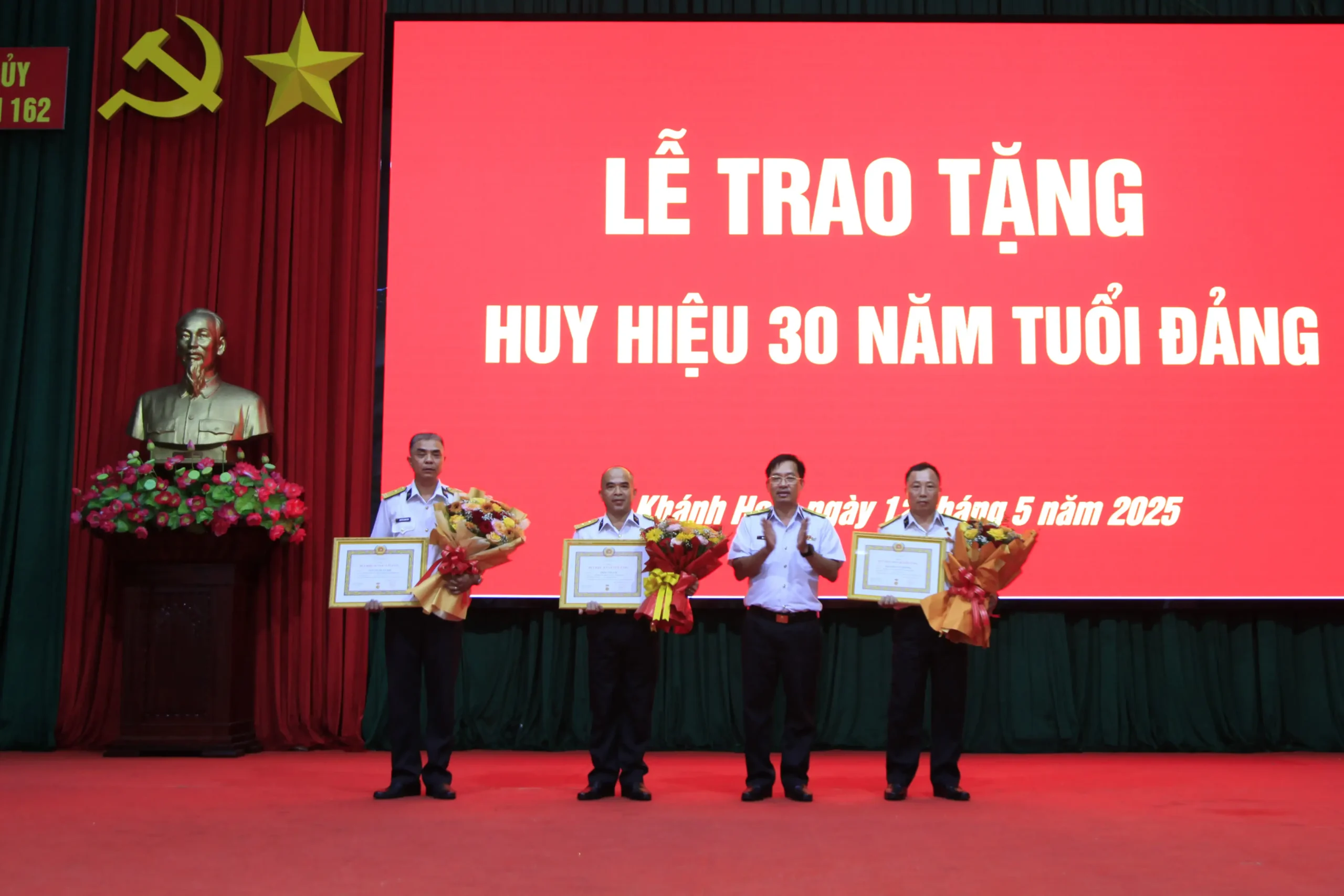 Đảng bộ Lữ đoàn 162, Vùng  Hải quân trao tặng Huy hiệu 30 năm tuổi Đảng