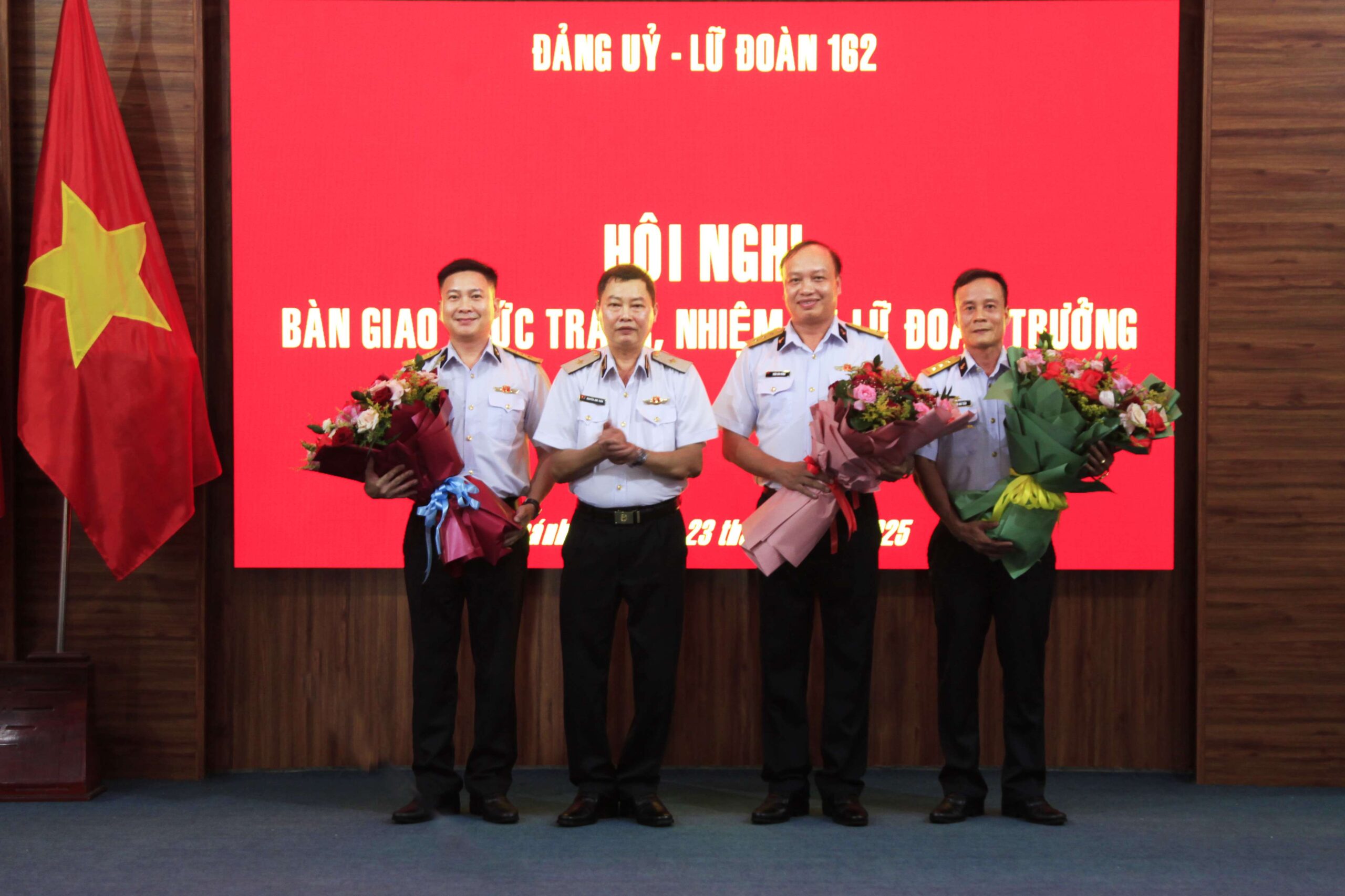 Tư lệnh Vùng 4 Hải quân dự, chủ trì bàn giao chức trách, nhiệm vụ Lữ đoàn trưởng Lữ đoàn 162