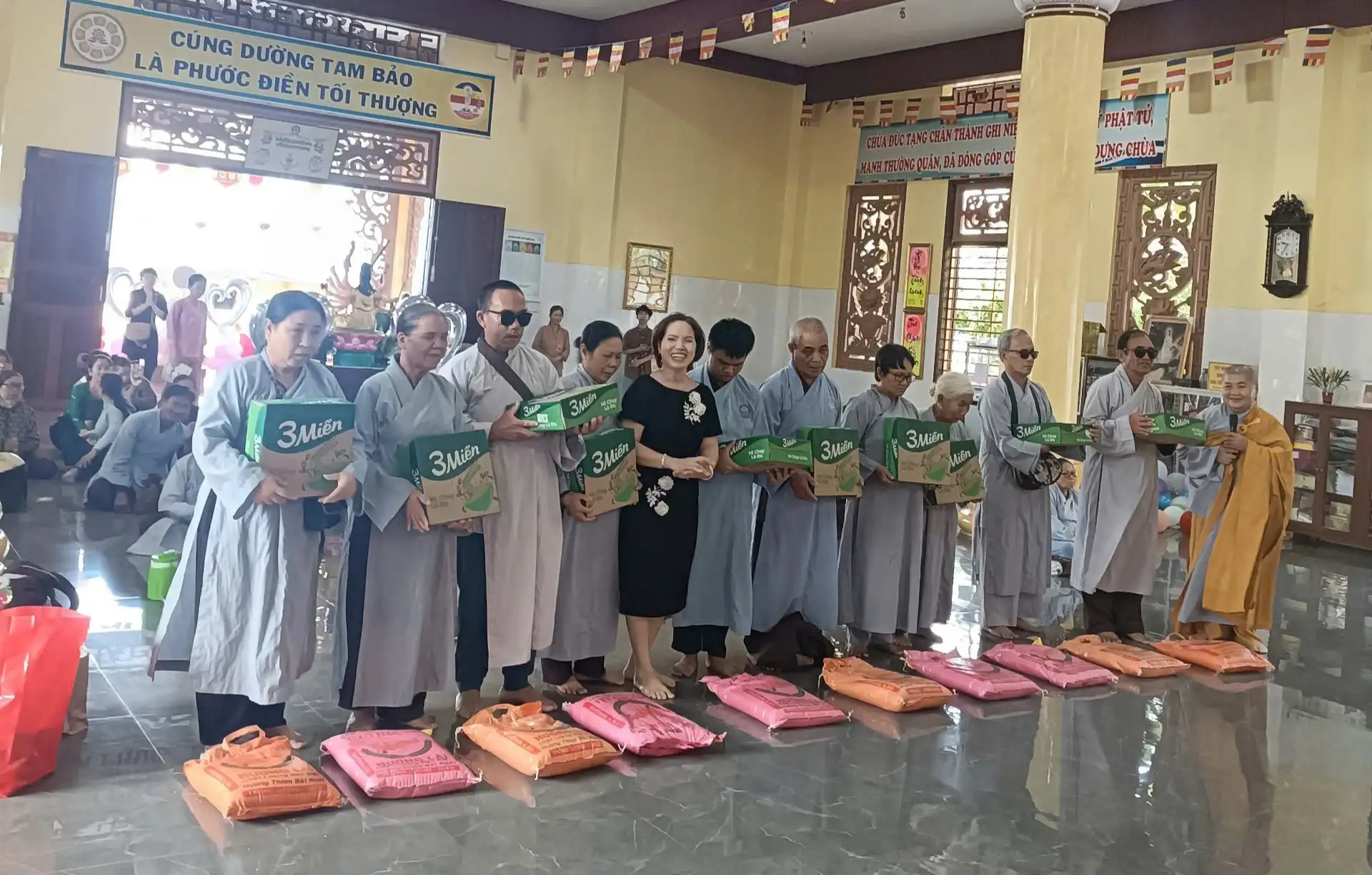 Bình Phước: Hội Liên Hiệp Phụ Nữ Thị xã Chơn Thành Chúc Mừng Đại Lễ Phật Đản PL.2569 – DL.2025 Và Tặng Quà Cho Phật Tử Khiếm Thị