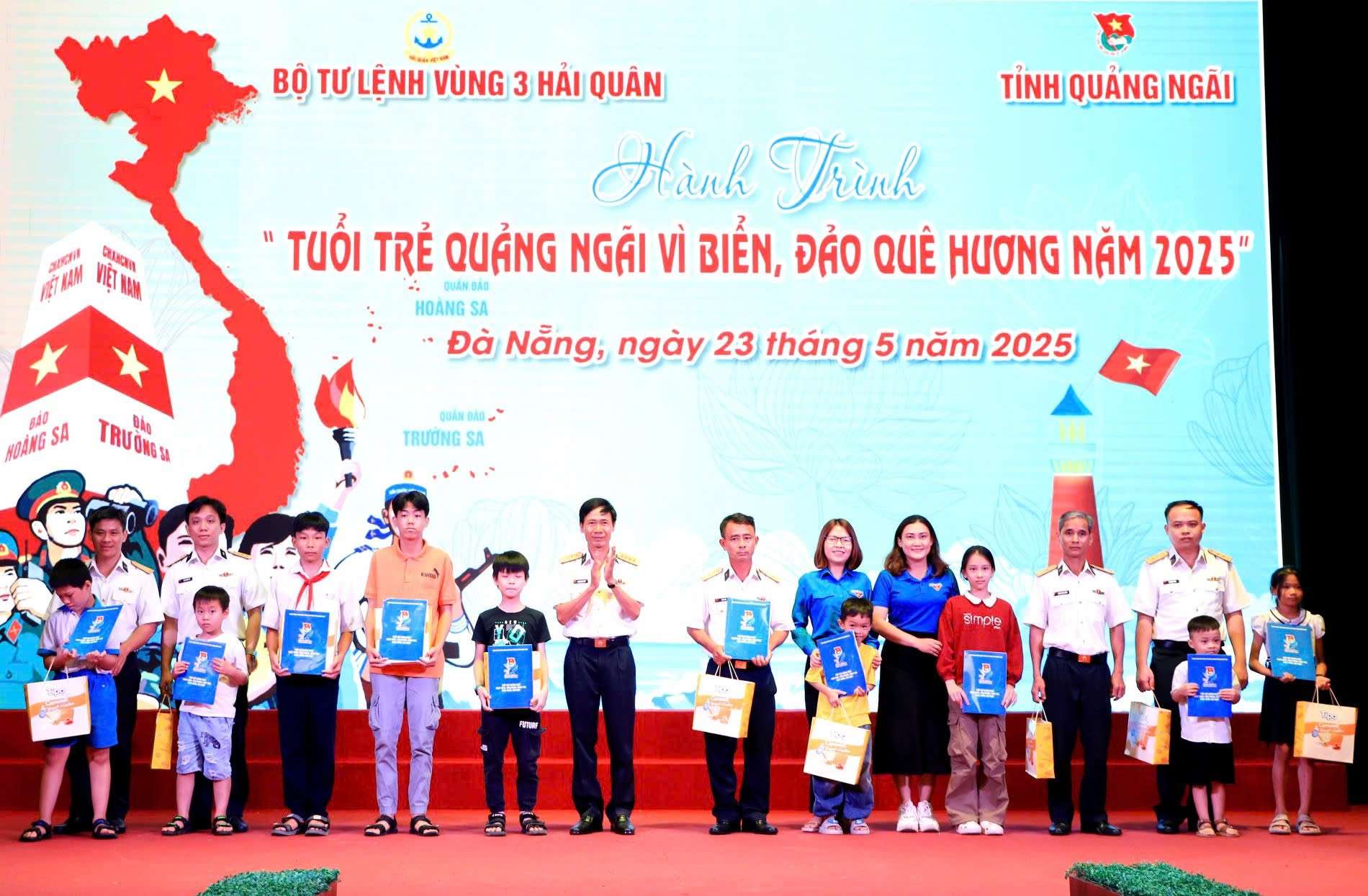 Chương trình “Tuổi trẻ Quảng Ngãi vì biển, đảo quê hương” tại Vùng 3 Hải quân