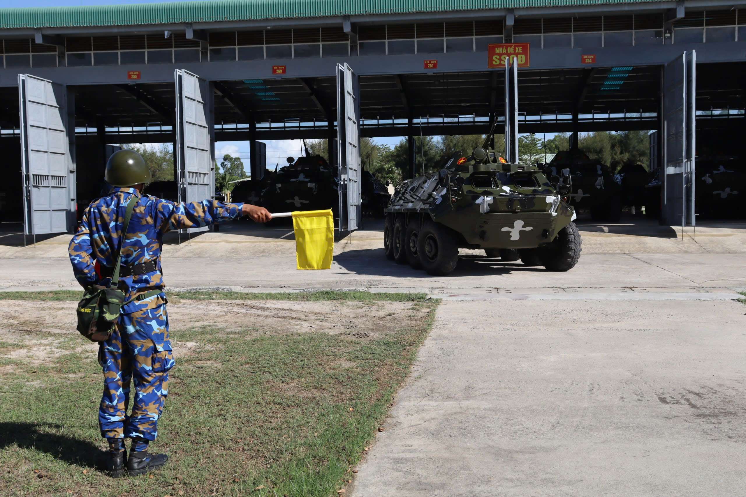 Binh chủng Tăng thiết giáp kiểm tra, nắm tình hình huấn luyện, sẵn sàng chiến đấu lực lượng Tăng thiết giáp tại Lữ đoàn 101, Vùng 4 Hải quân