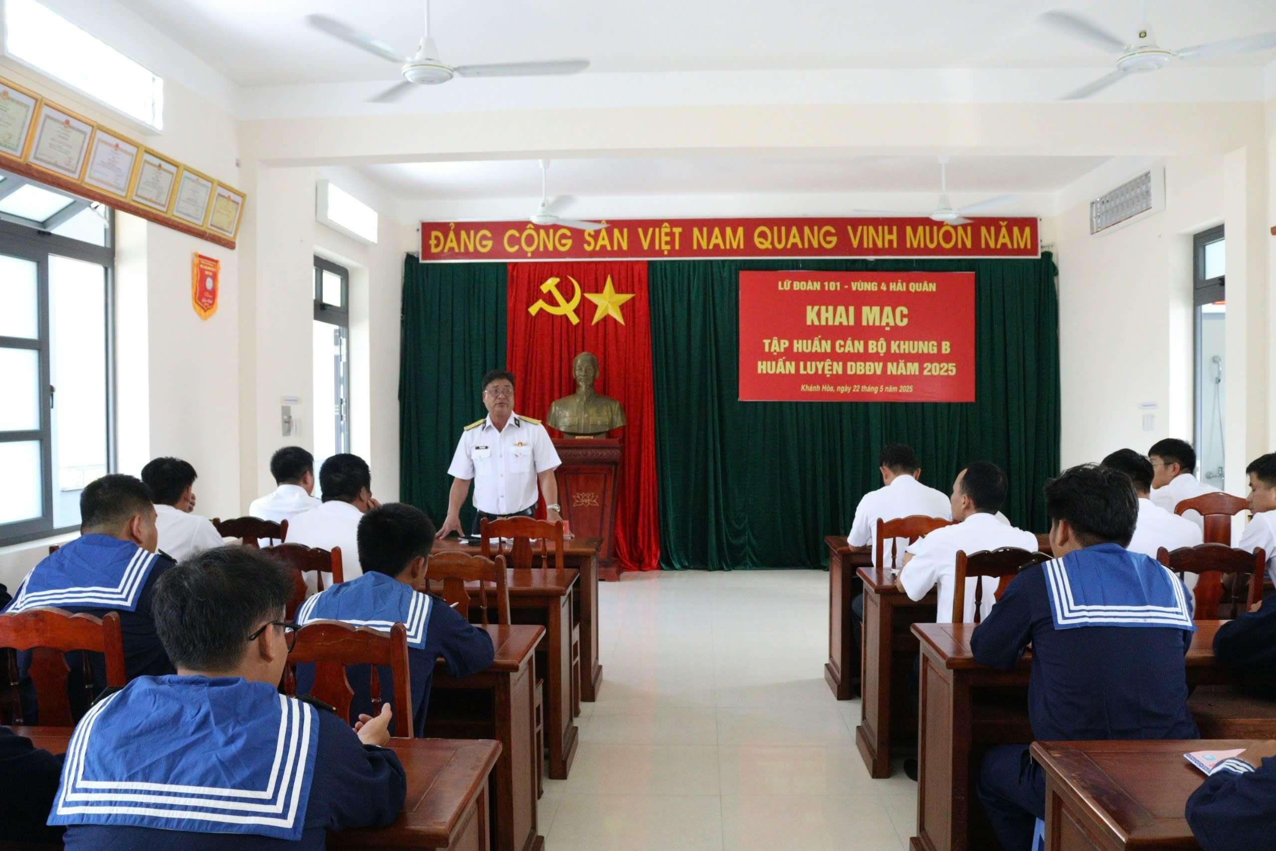 Lữ đoàn 101, Vùng 4 Hải quân phối hợp với Ban chỉ huy quân sự huyện Tuy An, tỉnh Phú Yên tổ chức huấn luyện DBĐV năm 2025