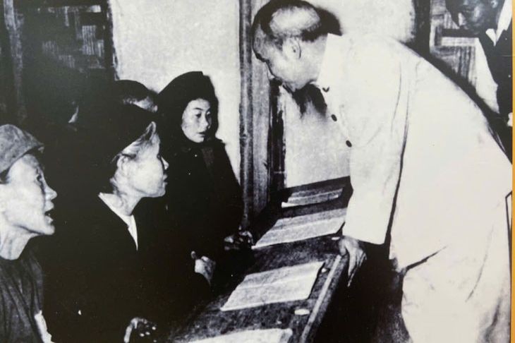 bac-ho-tham-mot-lop-hoc-trong-phong-trao-chong-nan-mu-chu-nam-1945-anh-tu-lieu-5832-3785 Bác Hồ thăm một lớp học trong phong trào chống nạn mù chữ năm 1945. (Ảnh tư liệu)