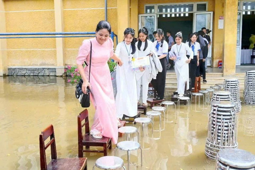 d25d54498fdf3a8163ce-4195-852 Hình ảnh các em học sinh mặc áo dài, đồng phục chỉnh tề, cẩn thận qua “cây cầu ghế” khiến nhiều người chứng kiến không khỏi xúc động.